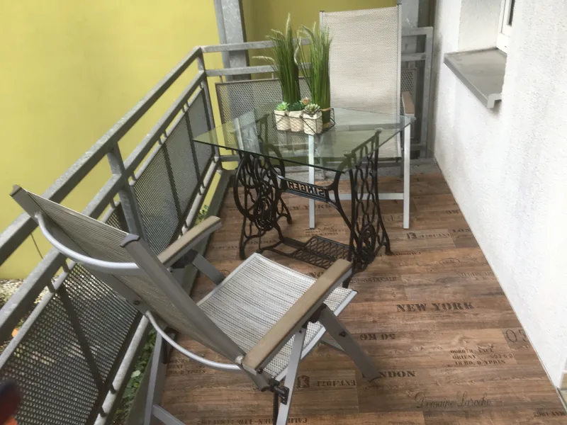 Hochwertiges teilmöbliertes Single Apartment mit großem Balkon und moderner Einbauküche — photo 1